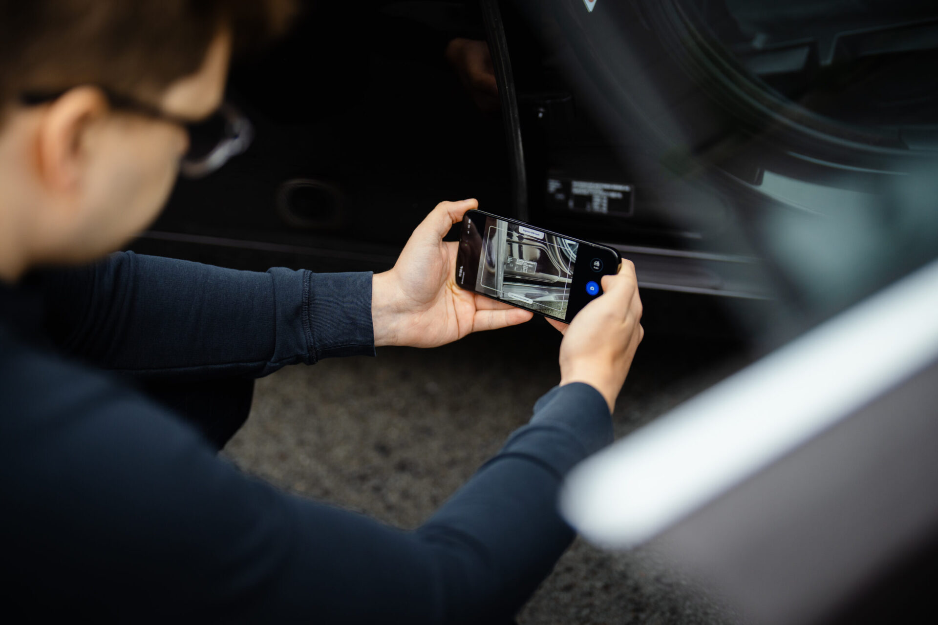 DriveX capturing the vehicle’s VIN from the driver-side door jamb label